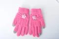 Vue détaillée de gants tricotés roses chauds d'hiver avec un joli ornement de fleurs. - Taille unique / Rose