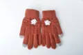 Gants tactiles tricotés chauds d'hiver vue détaillée avec joli décor floral et bouts gris. - Taille unique / Chameau Foncé