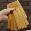 Gants d'hiver tricotés jaunes pour adultes, variante de gants chauds unicolores thermiques. - Jaune