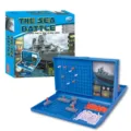 Gros plan sur le jeu de société bataille navale avec étui pliant et pions de stratégie. - Jeu de Bataille Navale Classique