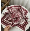 Rode Toile de Jouy print 70cm satijn zijde vierkante sjaal, elegante halsdoek. - Rood Jungle / 70*70cm