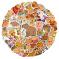 Vue détaillée d'autocollants imperméables capybara de dessin animé mignon avec divers motifs drôles. - 50 Pièces/Paquet