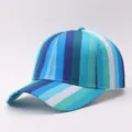 Gedetailleerd opname van de blauw-cyaan gestreepte honkbalpet met fijne textuur en nette naad. - Verstelbaar / Regenboogstrepen - 2