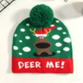 Primo piano dettagliato del berretto lavorato a maglia di Natale con una simpatica renna e ponpon. - Taglia unica / Verde DEER