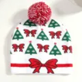 Weihnachten gestrickte Bommel Mütze mit süßem Tannenbaum und Schleife Muster für Winter. - Einheitsgröße / Weiße Weihnachtsschleife
