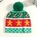 Weihnachts Strickmütze Detail, grüner Bommel, Lebkuchenmann und Zuckerstange Muster. - Einheitsgröße / Fruchtgrün Lebkuchenmann