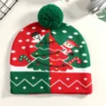 Nahaufnahme der festlichen Weihnachtsmann Mütze mit Detaildetails, Bommel und Schneemann. - Einheitsgröße / Grün Roter Weihnachtsbaum