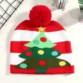 Primo piano dettagliato del berretto in maglia natalizia con righe rosse bianche e motivo festivo. - Taglia unica / Strisce Rosse E Bianche Albero Di Natale
