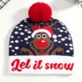 Detailansicht der Weihnachtsmütze, süßes Rentier-Design, roter Bommel und kuscheliger Text. - Einheitsgröße / Marine Elch