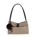 Dettaglio della borsa a tracolla in camoscio con manici marroni e pon-pon decorativo. - con portachiavi / Kaki