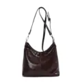 Donkerbruine glanzende lederen schoudertas, stijlvolle casual hobo tas voor dames. - Zonder hanger / Lichtkoffie