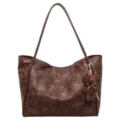 Detail van de vintage luipaard print shopper tas met bruine banden en een schattige berenhanger. - Zonder hanger / Bruin