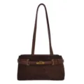 Détail de sac à épaule en daim marron avec sangle à boucle vintage et serrure en métal doré. - Café