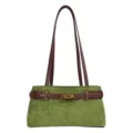 Sac bandoulière en suédine vert olive avec lanières en cuir marron et fermoir chic. - Vert