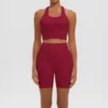 Détail de l'ensemble de yoga bordeaux, soutien-gorge de sport élastique et short taille haute. - S / Haut et Bas / Cuivre Rétro