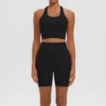 Vue détaillée de l'ensemble de fitness noir, soutien-gorge respirant et short de yoga. - S / Haut et Bas / Noir Premium