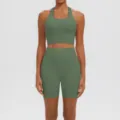 Vue détaillée de la brassière de sport verte sans coutures et du short de yoga. - Vert