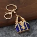 Porte-clés élégant mini sac à main métal émail bleu strass, anneau doré. - Bleu