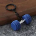 Primo piano dettagliato di un portachiavi a manubrio blu e argento con anello metallico nero. - Blu