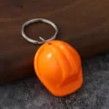 Llavero mini casco de construcción de plástico colgante de bolso vista detalle - Naranja