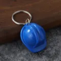 Vista detallada de llavero casco de construcción azul miniatura con diseño realista y anilla. - Azul