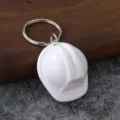 Mini llavero casco de construcción blanco, lindo colgante de bolsa casco de seguridad plástico. - Blanco