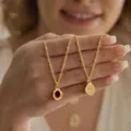 Collar con colgante chapado en oro detalle, joyería de moda minimalista para diario. - Zirconia Roja