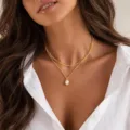 Detalle de un collar gargantilla doble chapado en oro con circón, joya elegante. - Estilo de Circonia Blanca