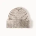 Primer plano del cómodo gorro de punto acanalado, textura de lana mixta suave y borde doblado. - Talla única / Caqui