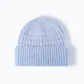 Vista de detalle cercana del gorro de punto acanalado azul claro, suave textura de lana acogedora. - Talla única / Azul