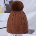 Gorro de punto grueso para mujer con gran pompón de pelo sintético, muy cálido y cómodo. - Talla única / Marrón