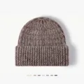 Gorro de punto de invierno detalle con textura acanalada y diseño cálido y elegante. - Talla única / Café