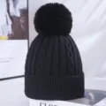 Vista detallada de gorro de invierno de punto de ochos grueso con pompón grande, cálido negro. - Talla única / Negro