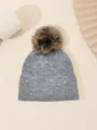 Elegante gorro de punto gris con pompón marrón y lentejuelas brillantes para invierno. - Talla única / Gris