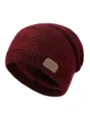 Primer plano del gorro de punto burdeos con forro de felpa suave y etiqueta elegante. - Burdeos