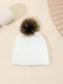 Vista detallada de un gorro de punto blanco con lentejuelas brillantes y pompón suave. - Talla única / Blanco