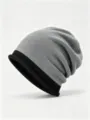 Vista detallada del gorro de punto bicolor de invierno con una textura suave y abrigada. - Talla única / Gris Negro