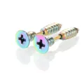 Close-up van roestvrijstalen schroefoorbelletjes, cool regenboog metalen punk stijl detail. - Kleurrijk