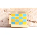 Accessoire de bracelet DIY charm italien doré avec un motif émaillé à carreaux jaunes et bleus. - Damier Jaune et Bleu (MK-2300)