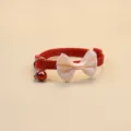Collier pour animal rouge avec nœud beige et clochette, vue rapprochée de l'accessoire chat. - Rouge