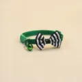 Détail de collier pour animal vert avec nœud papillon rayé et petite cloche mignonne. - Vert