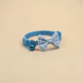 Collier pour animal de compagnie à nœud papillon rayé bleu avec cloche et boucle en plastique. - Bleu ciel