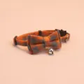 Schattige oranje en grijze geruite huisdierenhalsband met strik en bel voor katten en honden veilig. - Met Strik (Verstelbaar Bereik 19-31cm) / Midden Oranje Ruit