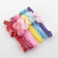 Gedetailleerd overzicht van pluche strik huisdierhalsband met kleurrijke verstelbare bandjes. - 6 Stuks/Verpakking