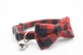 Collier pour chat à carreaux rouge et noir avec clochette, boucle de sécurité et nœud. - Carreaux Rouge Côté