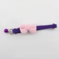 Paarse huisdier halsband detail met roze pluche strik en bel voor katten en honden, verstelbaar. - Paars