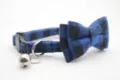 Collier pour chat à carreaux bleus avec joli nœud papillon, cloche et boucle de sécurité. - Carreaux Bleu Côté