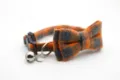Collier pour chat à carreaux orange et gris avec nœud papillon et clochette, sécurité chat. - Carreaux Orange Côté