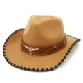 Detalle sombrero de vaquero de fieltro con cabeza de toro de metal y borde con costura - Caqui