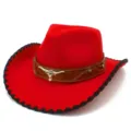 Elegante sombrero de vaquero occidental rojo con borde negro y accesorio de cabeza de toro. - Rojo